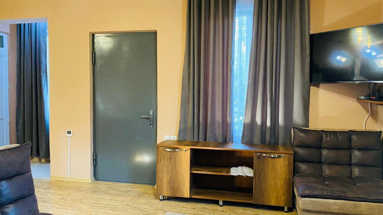 Lela Guest House Местия Екстериор снимка